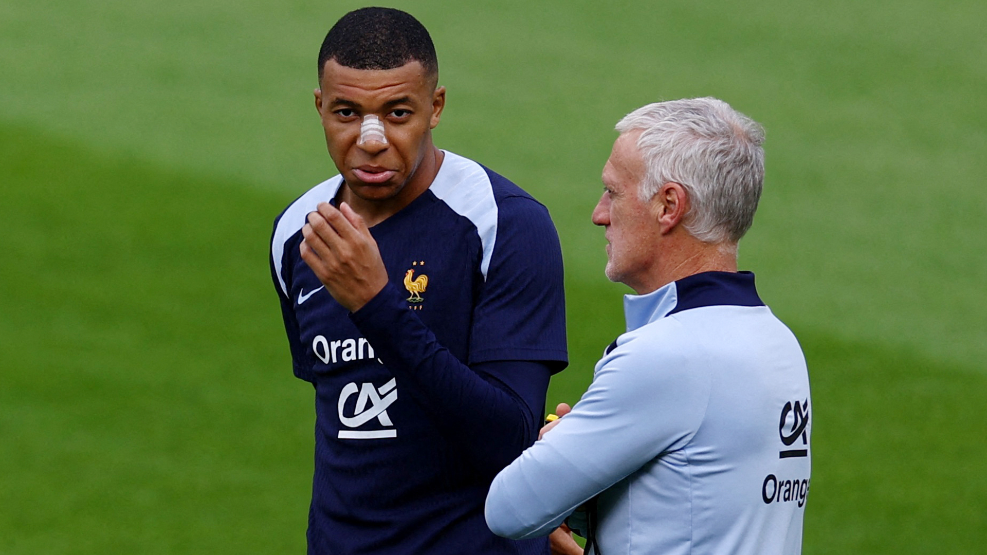 Kylian Mbappé y Didier Deschamps platican durante un entrenamiento de la selección de Francia.